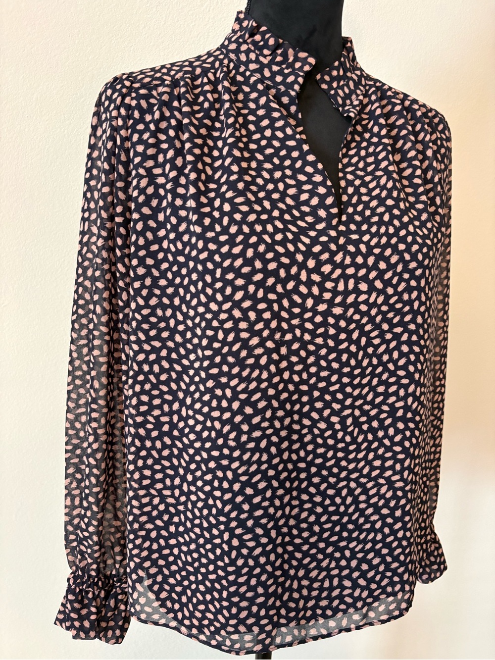 Ann Taylor Navy and Blush Pink Printed V-Neck Long Sleeve Blouse - Picture 2 of 9